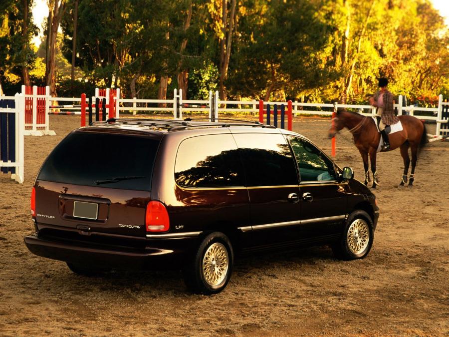 Chrysler Town & Country 1995 года  (фото 2 из 20)